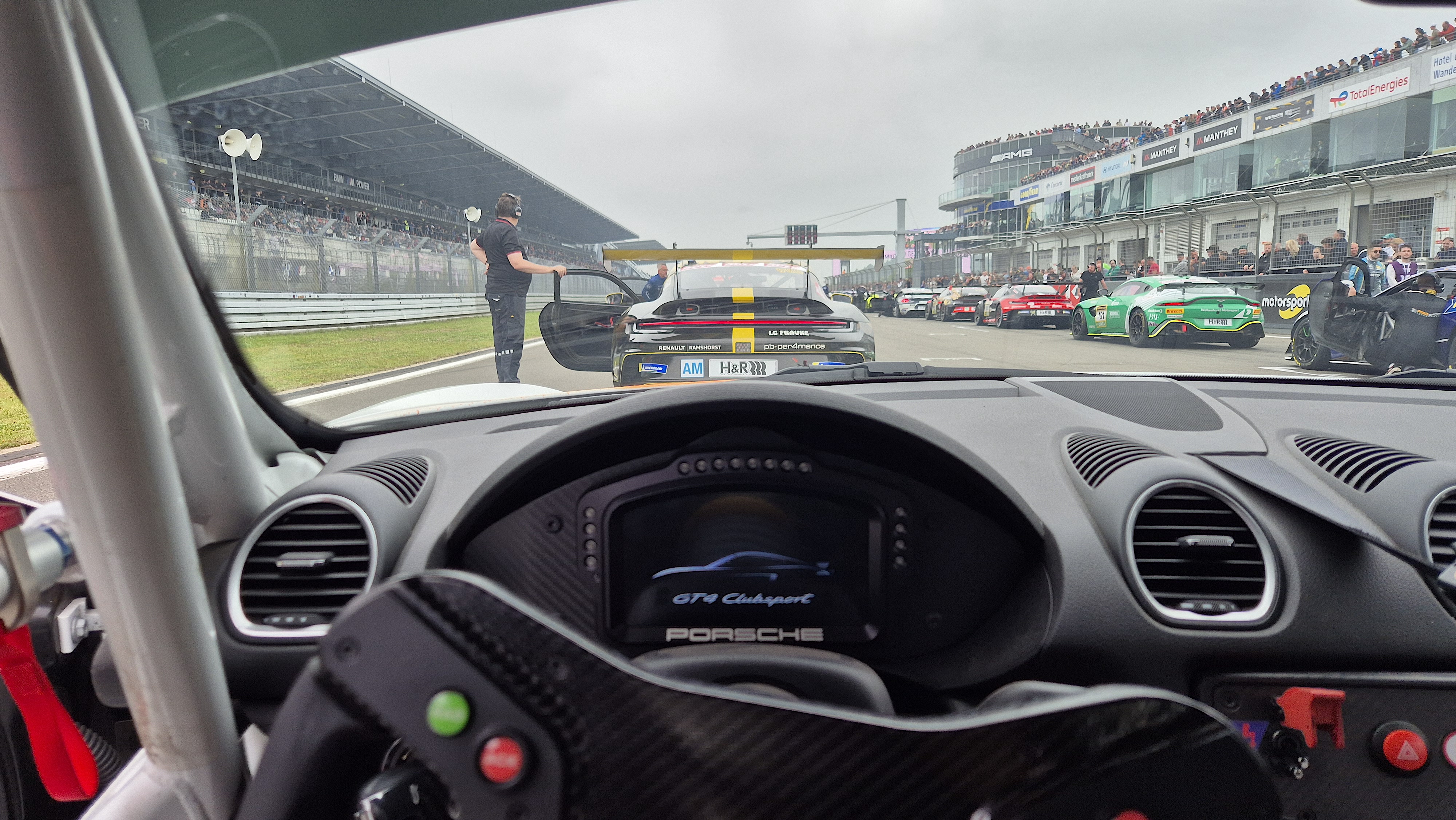 Bild mit 18-jährigem Denis auf dem Nürburgring aus seinen Formel-4 Rennwagen schauend