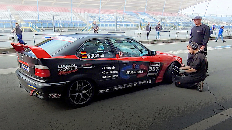 20-jähriger Rookie Rennfahrer Denis Robin Wolf in Assen beim Boxenstopp des 1. Rennens in seinem BMW 318ti Cup Rennwagens sitzend