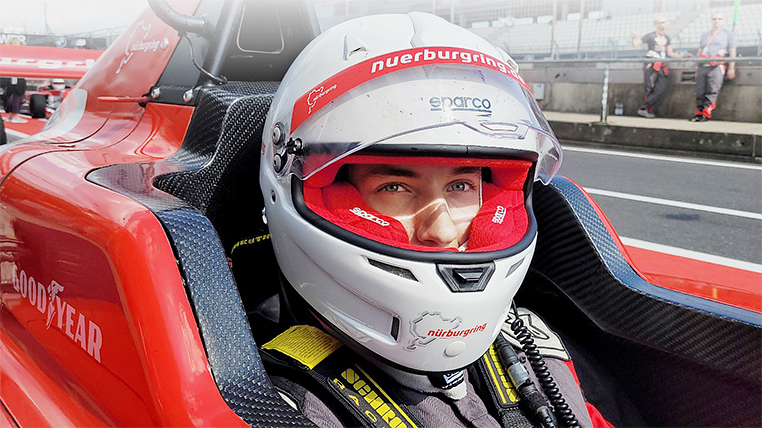 18-jähriger Denis Robin Wolf auf dem Nürburgring aus seinen Formel-4 Rennwagen schauend