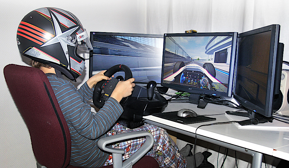 4-jähriger Denis Robin Wolf am allerersten Rennsimulator