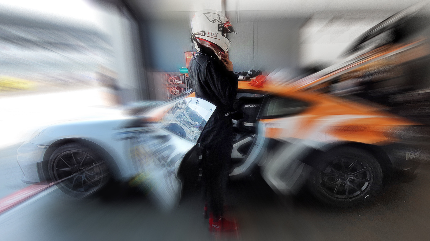 Bild mit 18-jährigem Denis auf dem Nürburgring aus seinen Formel-4 Rennwagen schauend