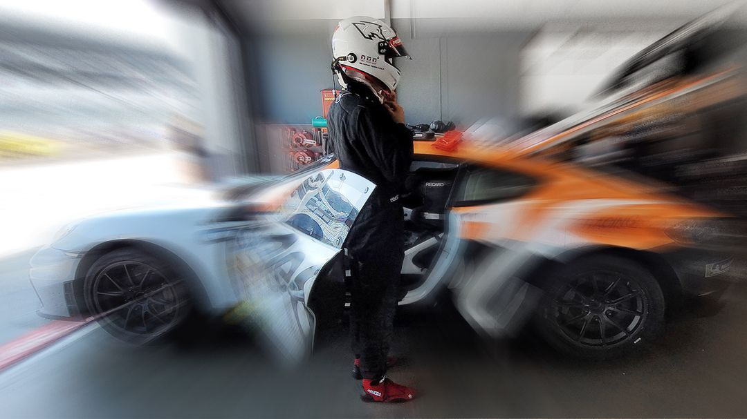 Bild mit 18-jährigem Denis auf dem Nürburgring aus seinen Formel-4 Rennwagen schauend