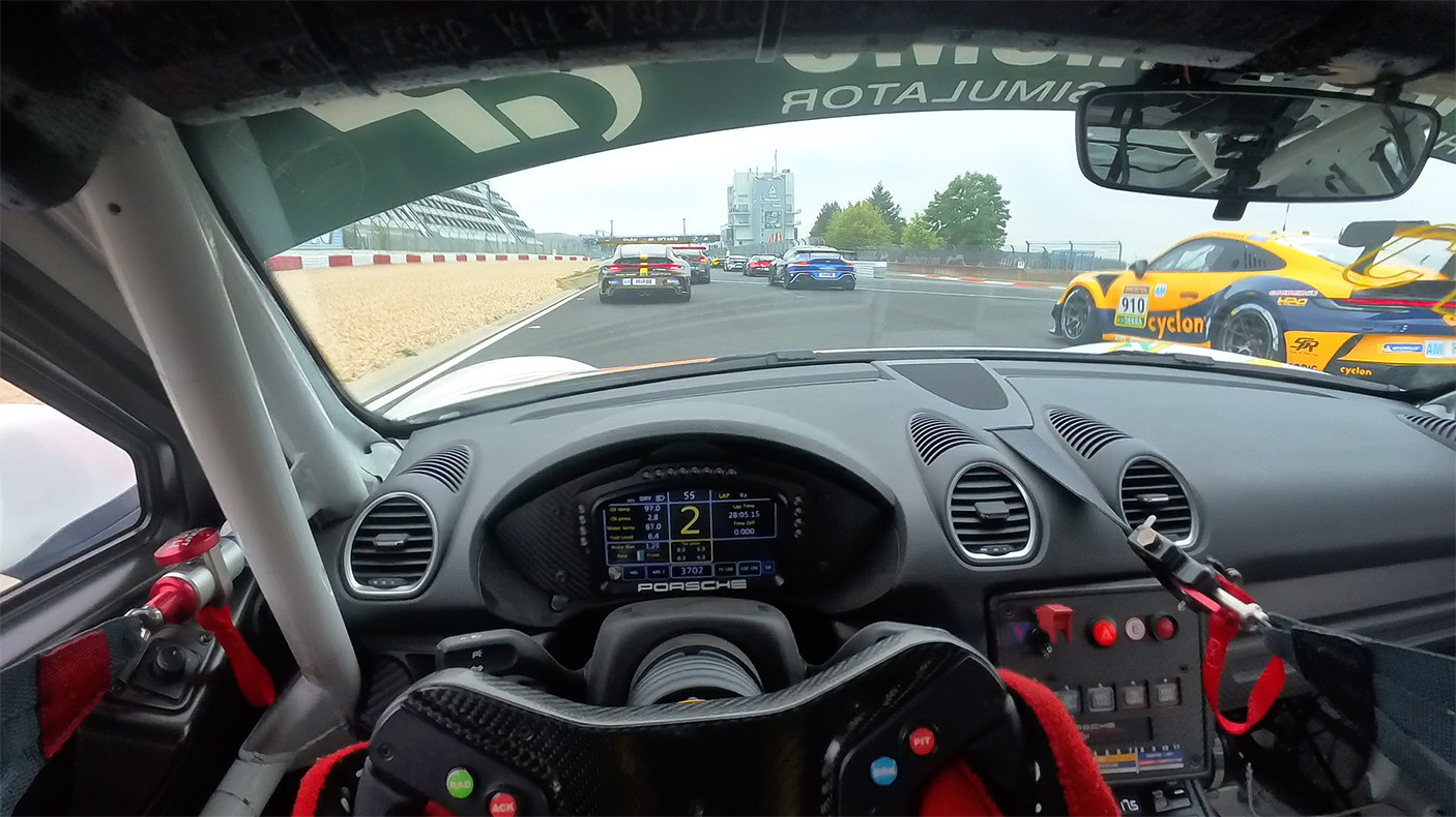 Bild mit 18-jährigem Denis auf dem Nürburgring aus seinen Formel-4 Rennwagen schauend