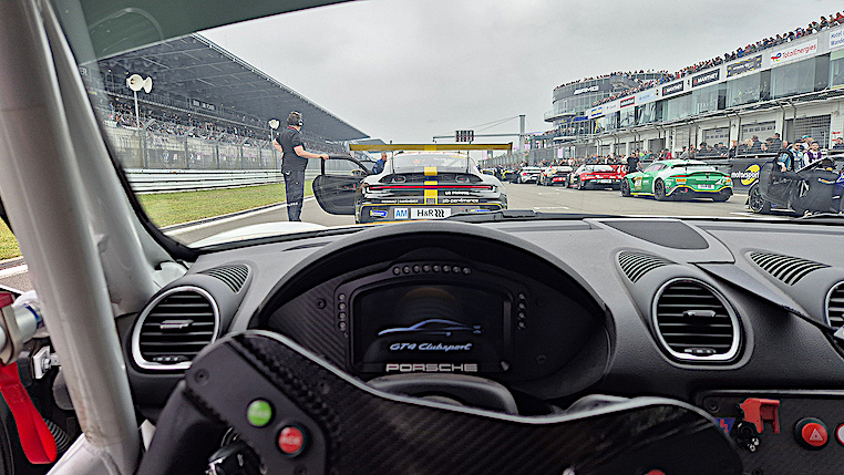 Bild mit 18-jährigem Denis auf dem Nürburgring aus seinen Formel-4 Rennwagen schauend
