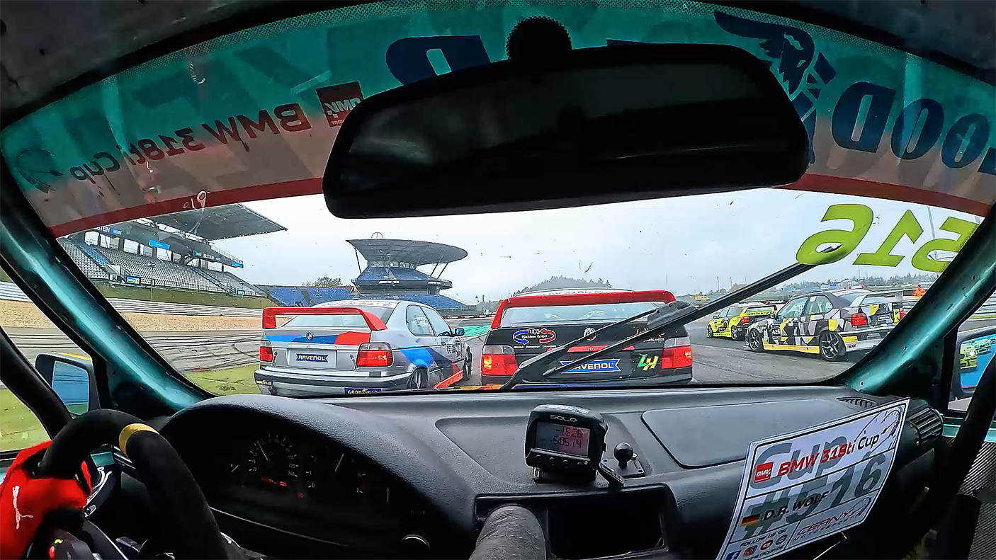 20-jähriger Rookie Rennfahrer Denis Robin Wolf auf dem Nürburgring an seinem vierten Rennwochenende - nach dem Start vor der ersten Kurve