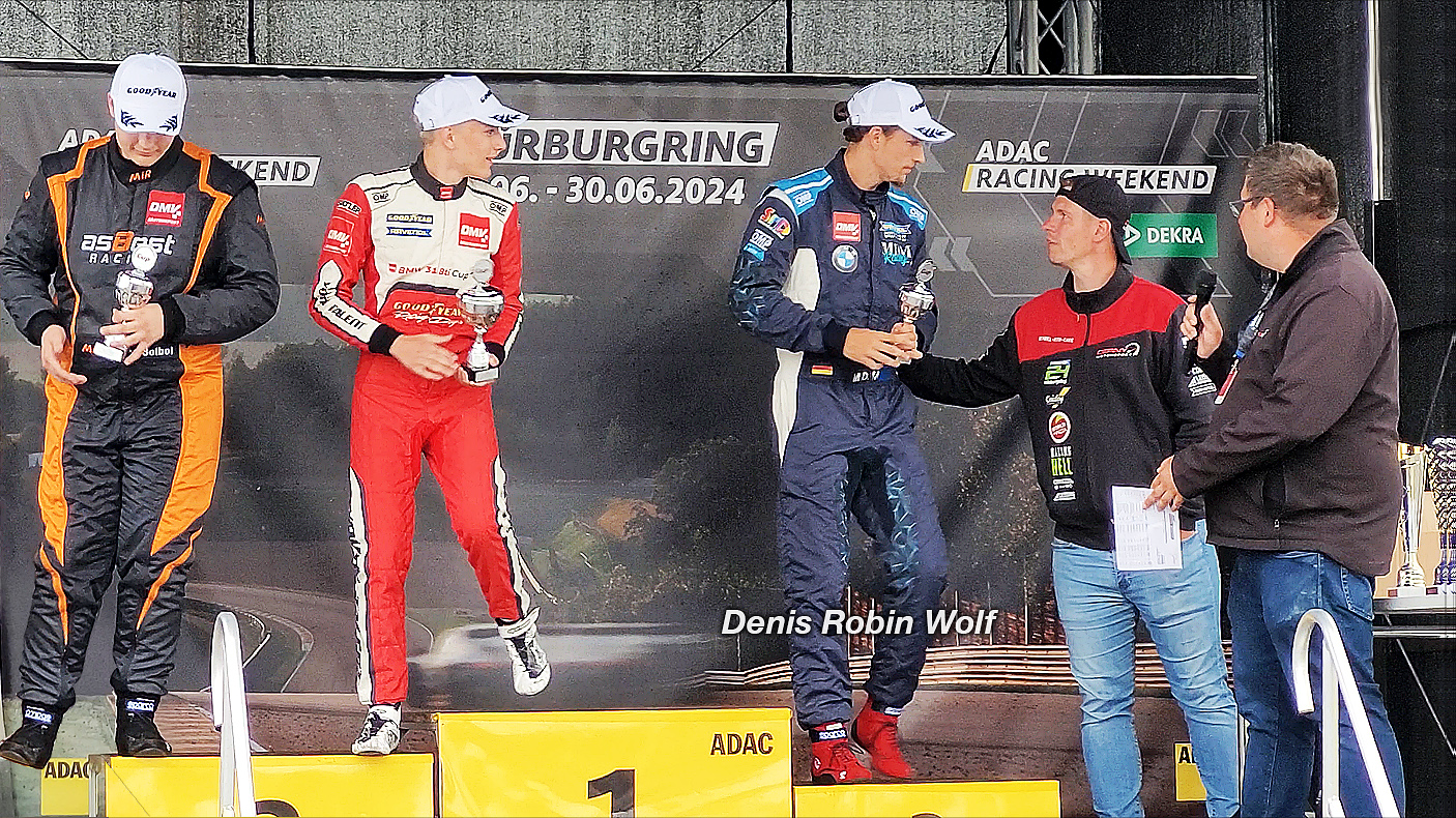 20-jähriger Rookie Rennfahrer Denis Robin Wolf auf dem Nürburgring bei seinem zweiten Rennwochenende - zum ersten Mal auf dem Podium, mit einem Pokal in der Hand 